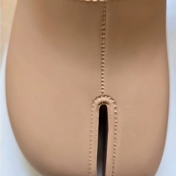 Maison Martin Margiela Tan Split-Toe Heels - Picture 2 of 4